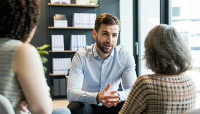 Asesor de seguros conversando con clientes sobre opciones de pólizas